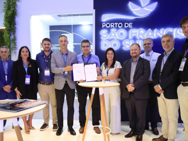 O acordo foi assinado pelo presidente do Porto, Cleverton Vieira, e o presidente do Sindiporto, M&aacute;rcio Castro, no estande do Porto de S&atilde;o Francisco, na Feira Intermodal, 