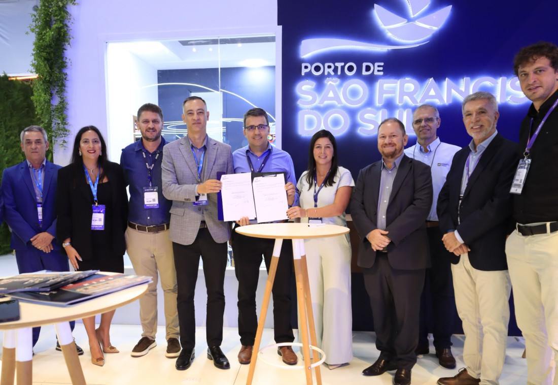 O acordo foi assinado pelo presidente do Porto, Cleverton Vieira, e o presidente do Sindiporto, Márcio Castro, no estande do Porto de São Francisco, na Feira Intermodal, 