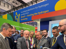 O presidente Luiz In&aacute;cio Lula da Silva e o presidente da Confedera&ccedil;&atilde;o Nacional da Ind&uacute;stria (CNI), Ricardo Alban, visitaram juntos o estande. 