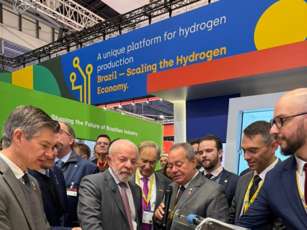 O presidente Luiz In&aacute;cio Lula da Silva e o presidente da Confedera&ccedil;&atilde;o Nacional da Ind&uacute;stria (CNI), Ricardo Alban, visitaram juntos o estande. 