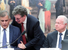 Leur Lomanto Jr; Reginaldo Lopes, autor de uma das propostas, e Paulo Azi, relator

Fonte: Ag&ecirc;ncia C&acirc;mara de Not&iacute;cias