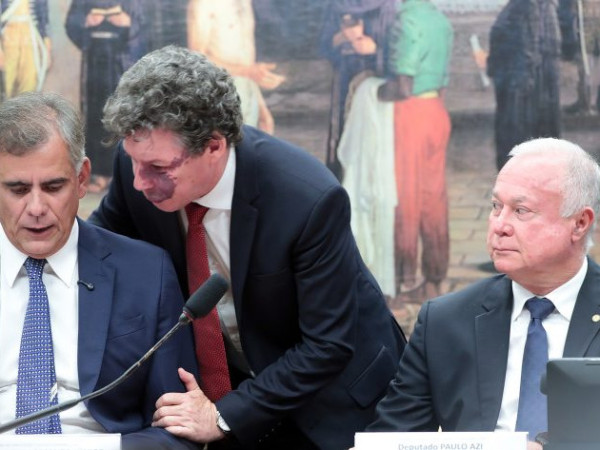 Leur Lomanto Jr; Reginaldo Lopes, autor de uma das propostas, e Paulo Azi, relator

Fonte: Ag&ecirc;ncia C&acirc;mara de Not&iacute;cias