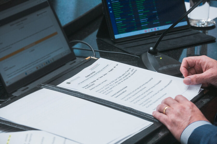 No projeto, constam as ações que o governo quer desenvolver no ano seguinte, desde as obras previstas até os gastos necessários para a manutenção da máquina pública