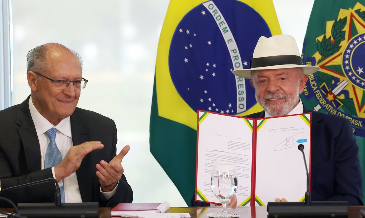 Lula assina decreto que promulga acordo UE-Mercosul