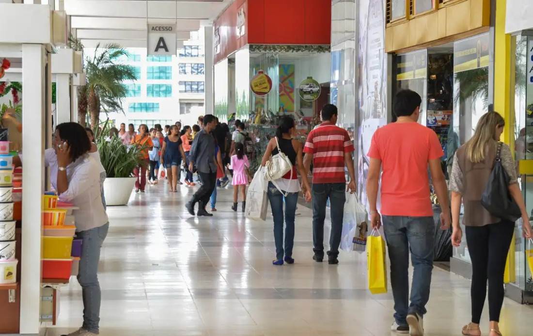 Entre os itens mais procurados, destacam-se vestuário (28,2%), perfumes e cosméticos (24,0%) e calçados e bolsas (14,0%).