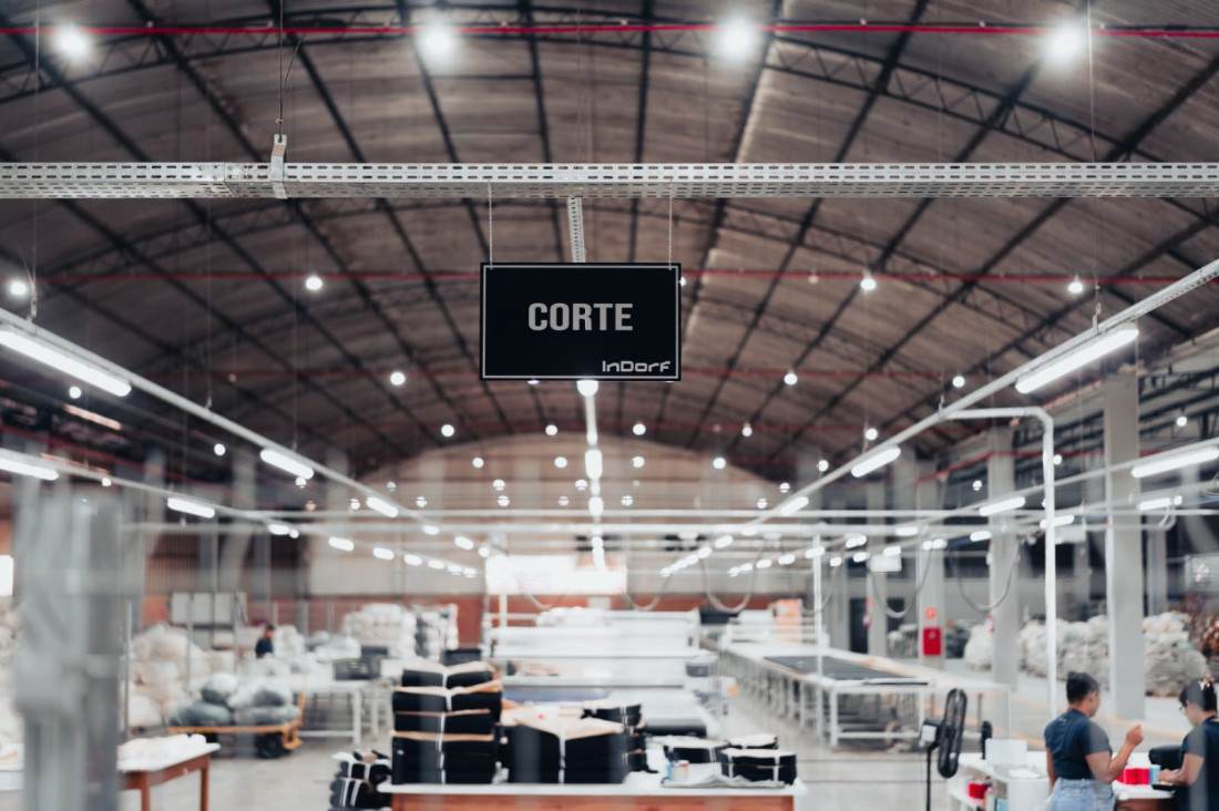 O movimento de expansão ocorre em um contexto favorável para o setor. Santa Catarina se consolida como um dos principais polos têxteis e de confecção private label do Brasil