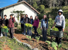 Crian&ccedil;as e adolescentes do o Educand&aacute;rio Santa Catarina participam de projeto agroecol&oacute;gico beneficiado pela iniciativa
