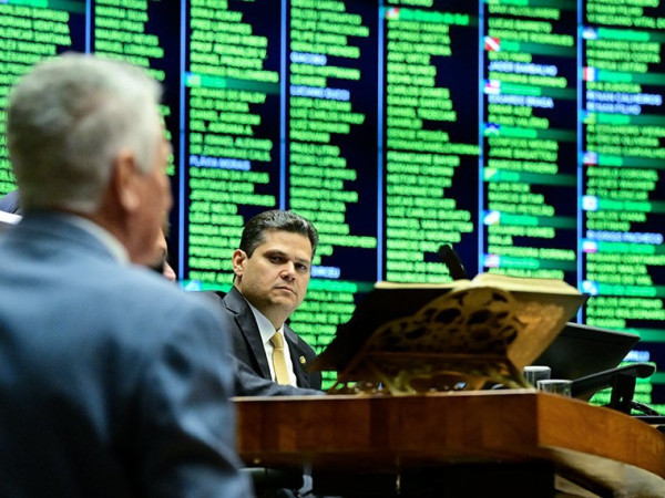 O presidente do Congresso, Davi Alcolumbre, durante a sess&atilde;o

