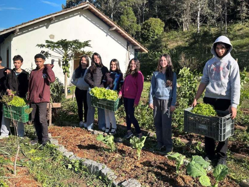 Crian&ccedil;as e adolescentes do o Educand&aacute;rio Santa Catarina participam de projeto agroecol&oacute;gico beneficiado pela iniciativa