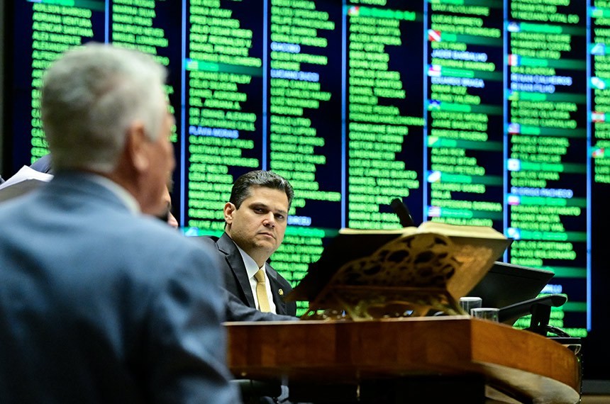 O presidente do Congresso, Davi Alcolumbre, durante a sessão

