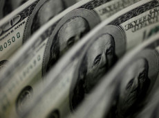 D&oacute;lar cai a R$ 4,91 e fecha no menor valor em 27 meses
