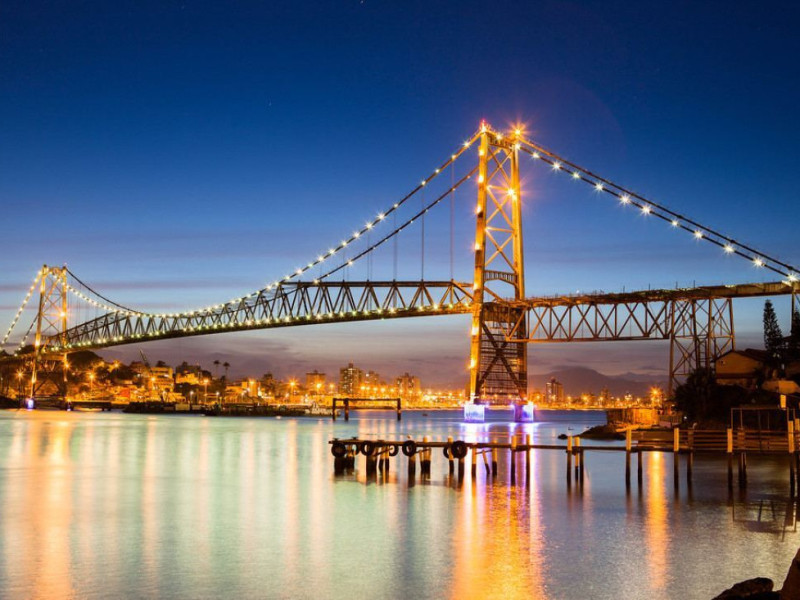 A restaura&ccedil;&atilde;o da ponte envolveu a substitui&ccedil;&atilde;o de aproximadamente 40% da estrutura met&aacute;lica e mobilizou centenas de profissionais at&eacute; a reabertura ao tr&aacute;fego, em 2019.