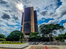 Juros pressionam a d&iacute;vida mais que gastos p&uacute;blicos, dizem economistas