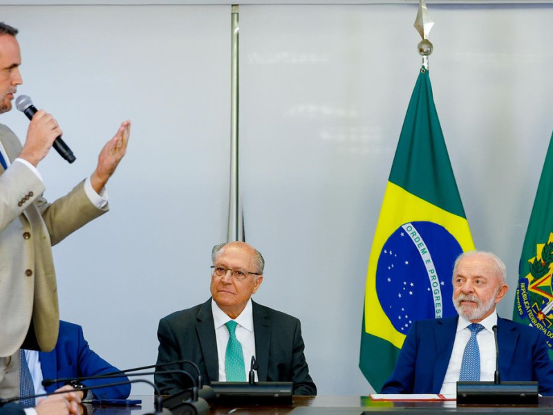 Lula assina MP e zera "taxa das blusinhas"