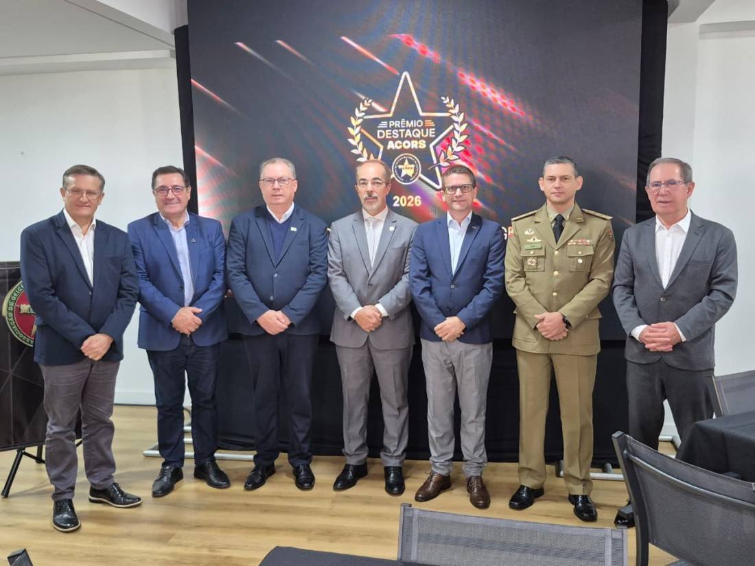 Coronel Sell (ao centro) recepcionou representantes de entidades como a Adjori/SC, NDTV, FCDL/SC e Facisc, al&eacute;m de integrantes das for&ccedil;as de seguran&ccedil;a catarinenses.presentes no evento de lan&ccedil;amento da premia&ccedil;&atilde;o  