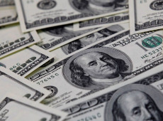 D&oacute;lar cai para R$ 4,98, e bolsa sobe em dia de al&iacute;vio