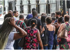 N&uacute;mero de pessoas em busca de emprego h&aacute; mais de dois anos cai 21,7%