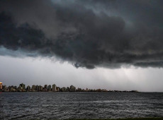 No domingo (17), a forma&ccedil;&atilde;o de um ciclone extratropical na costa catarinense favorece a ocorr&ecirc;ncia de temporais isolados, com chuva forte em curto per&iacute;odo, raios e rajadas de vento