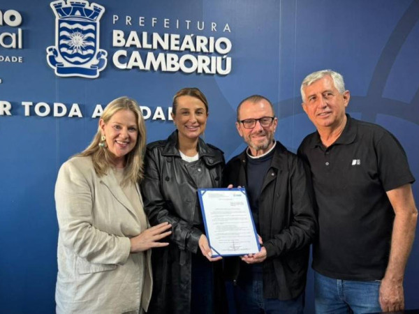 Vereadora Ci&ccedil;a M&uuml;ller (PDT); Prefeita Juliana Pavan (PSD); p&aacute;roco Jos&eacute; Henrique Gazaniga e vereador Bola Pereira (PSD)