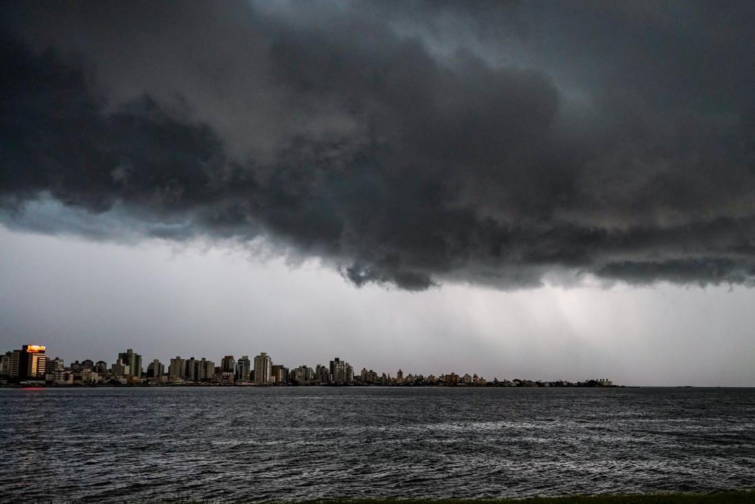 No domingo (17), a formação de um ciclone extratropical na costa catarinense favorece a ocorrência de temporais isolados, com chuva forte em curto período, raios e rajadas de vento