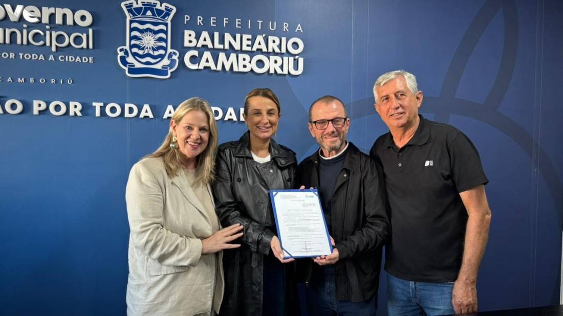 Vereadora Ciça Müller (PDT); Prefeita Juliana Pavan (PSD); pároco José Henrique Gazaniga e vereador Bola Pereira (PSD)