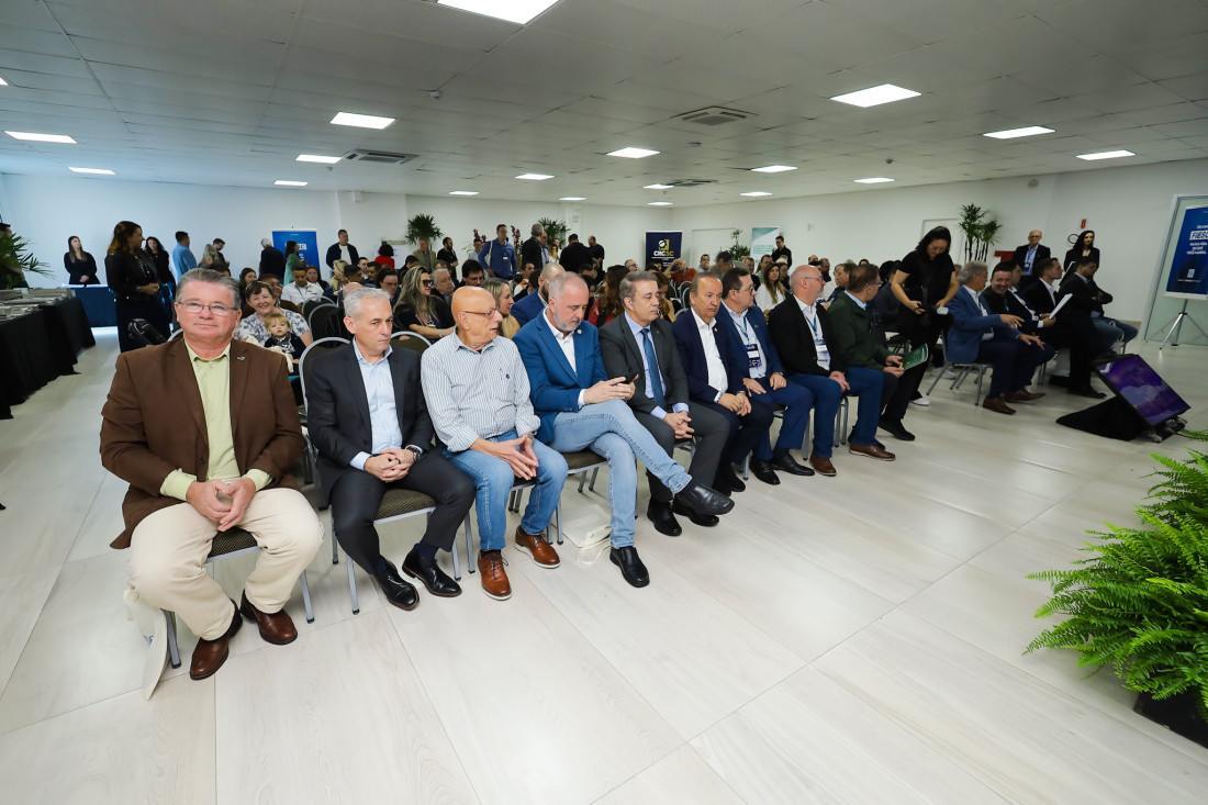 Governador Jorginho Mello, outras autoridades e personalidades do meio político e empresarial prestigiaram a abertura do Congresso da Adjori/SC em agosto de 2025