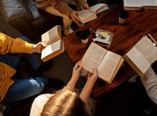 Nas oficinas de leitura liter&aacute;ria desenvolvidas com turmas do segundo ano e do terceir&atilde;o, os estudantes trabalham com cl&aacute;ssicos da literatura e aprendem a elaborar fichamentos completos das obras