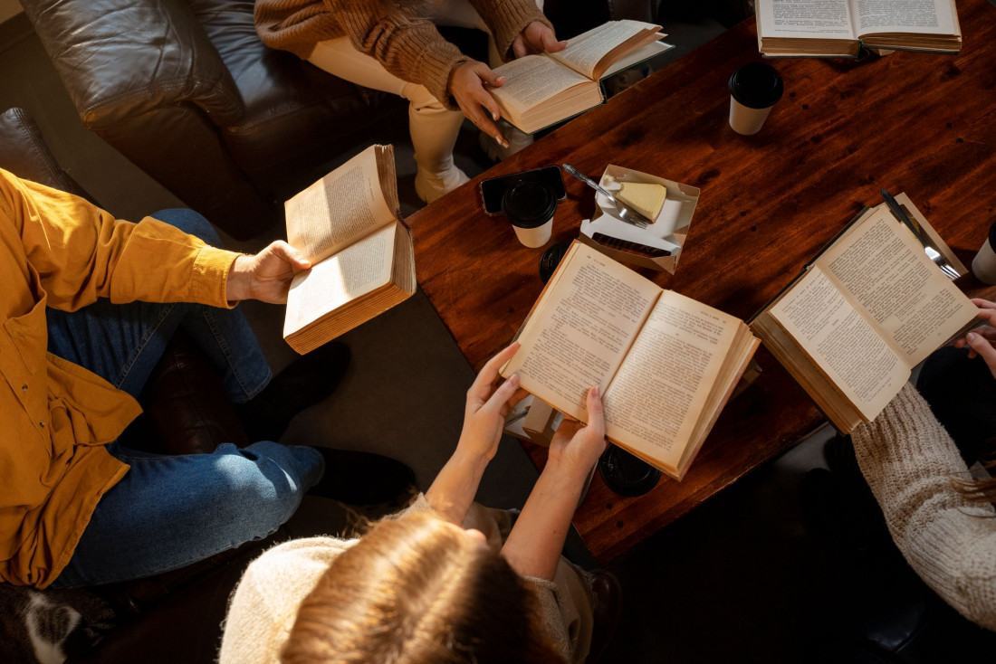 Nas oficinas de leitura literária desenvolvidas com turmas do segundo ano e do terceirão, os estudantes trabalham com clássicos da literatura e aprendem a elaborar fichamentos completos das obras