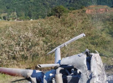 O helic&oacute;ptero caiu &agrave;s margens da Rua dos Atiradores, no bairro Testo Central, em uma &aacute;rea de vegeta&ccedil;&atilde;o e pr&oacute;xima &agrave; rede el&eacute;trica. Ap&oacute;s o impacto, a aeronave pegou fogo.