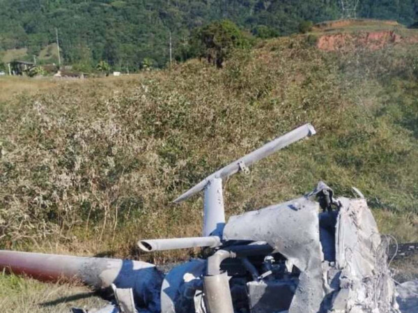 O helic&oacute;ptero caiu &agrave;s margens da Rua dos Atiradores, no bairro Testo Central, em uma &aacute;rea de vegeta&ccedil;&atilde;o e pr&oacute;xima &agrave; rede el&eacute;trica. Ap&oacute;s o impacto, a aeronave pegou fogo.