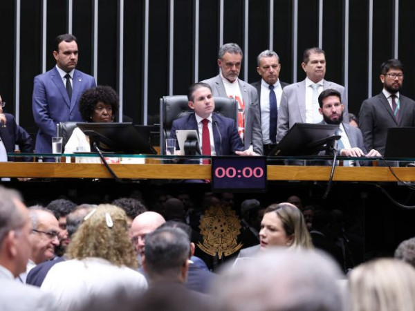 A PEC 221/19 foi aprovada em 2&ordm; turno com 461 votos a favor e 19 contra. No 1&ordm; turno, foram 472 votos a favor e 22 contra.