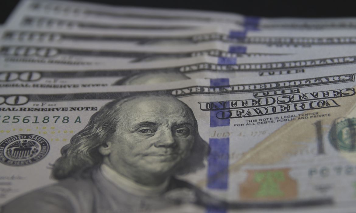 Dólar cai para R$ 5,03 com alívio geopolítico e foco nos EUA