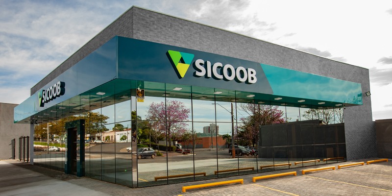 O Sicoob possui 4,7 mil pontos de atendimento físico em todo o país, incluindo atuação exclusiva em centenas de municípios