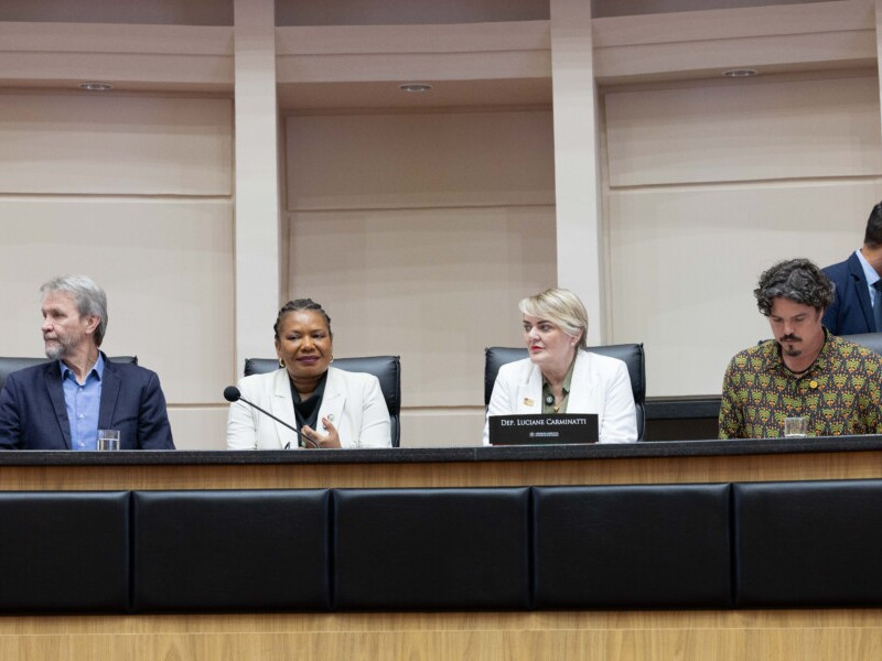 A ministra Margareth Menezes e os deputados Pedro Uczai, Luciane Carminatti e Marquito, durante o evento no Plen&aacute;rio Deputado Osni R&eacute;gis