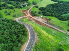 Trecho da SC-492 ganhou pavimenta&ccedil;&atilde;o onde antes era estrada de terra. Falta apenas a conclus&atilde;o de um trevo para inaugurar a obra