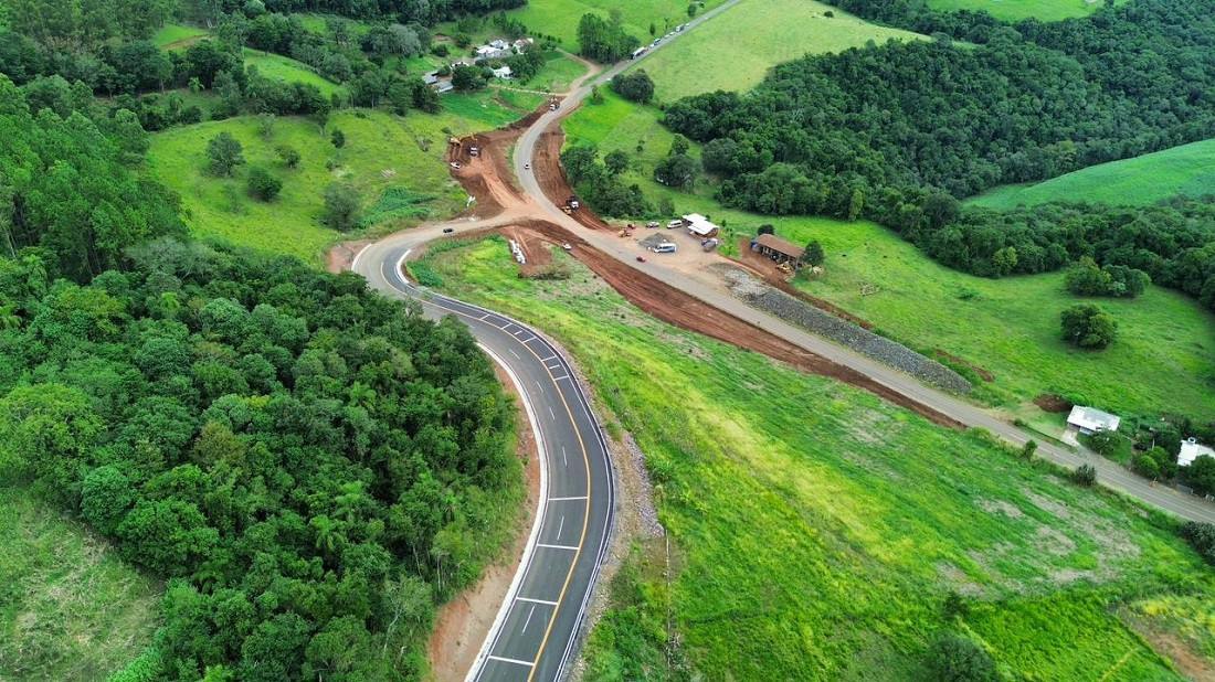 Trecho da SC-492 ganhou pavimentação onde antes era estrada de terra. Falta apenas a conclusão de um trevo para inaugurar a obra