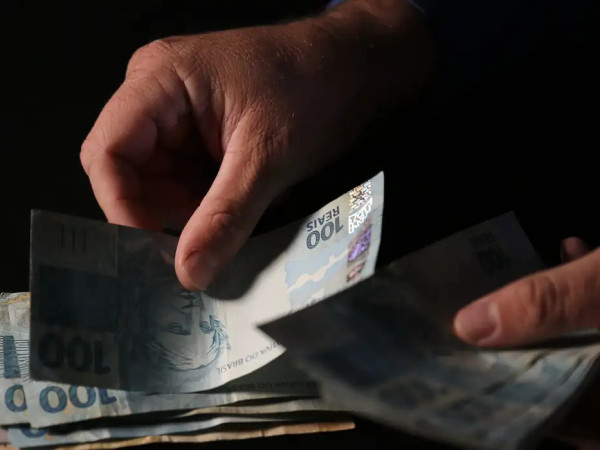 Brasileiros sacaram em abril R$ 482,8 milh&otilde;es esquecidos em bancos