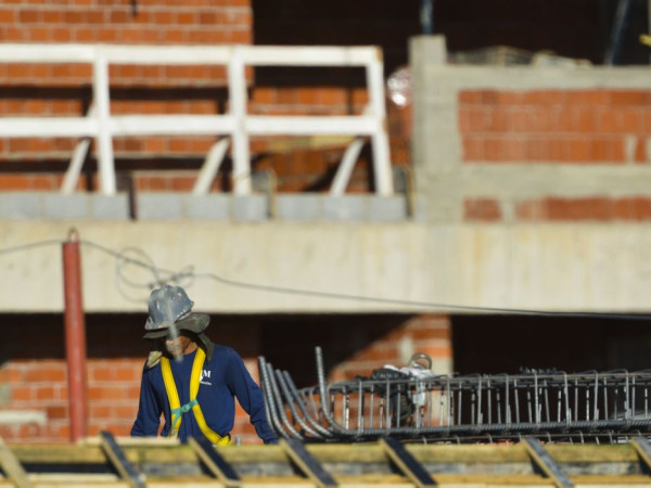 Constru&ccedil;&atilde;o empregou 2,5 milh&otilde;es e pagou m&eacute;dia de 2,1 sal&aacute;rios m&iacute;nimos