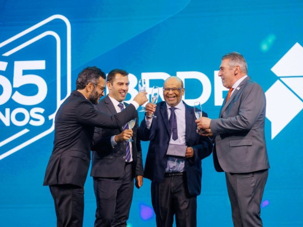 Heraldo Neves, diretor administrativo; Ren&ecirc; Garcia J&uacute;nior, diretor-presidente; Mauro Mariani, vice-presidente; e Leonardo Busatto, diretor de Planejamento do BRDE.
