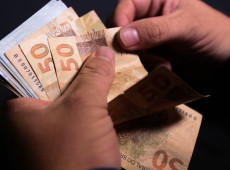 Caixa come&ccedil;a a pagar Bolsa Fam&iacute;lia de junho