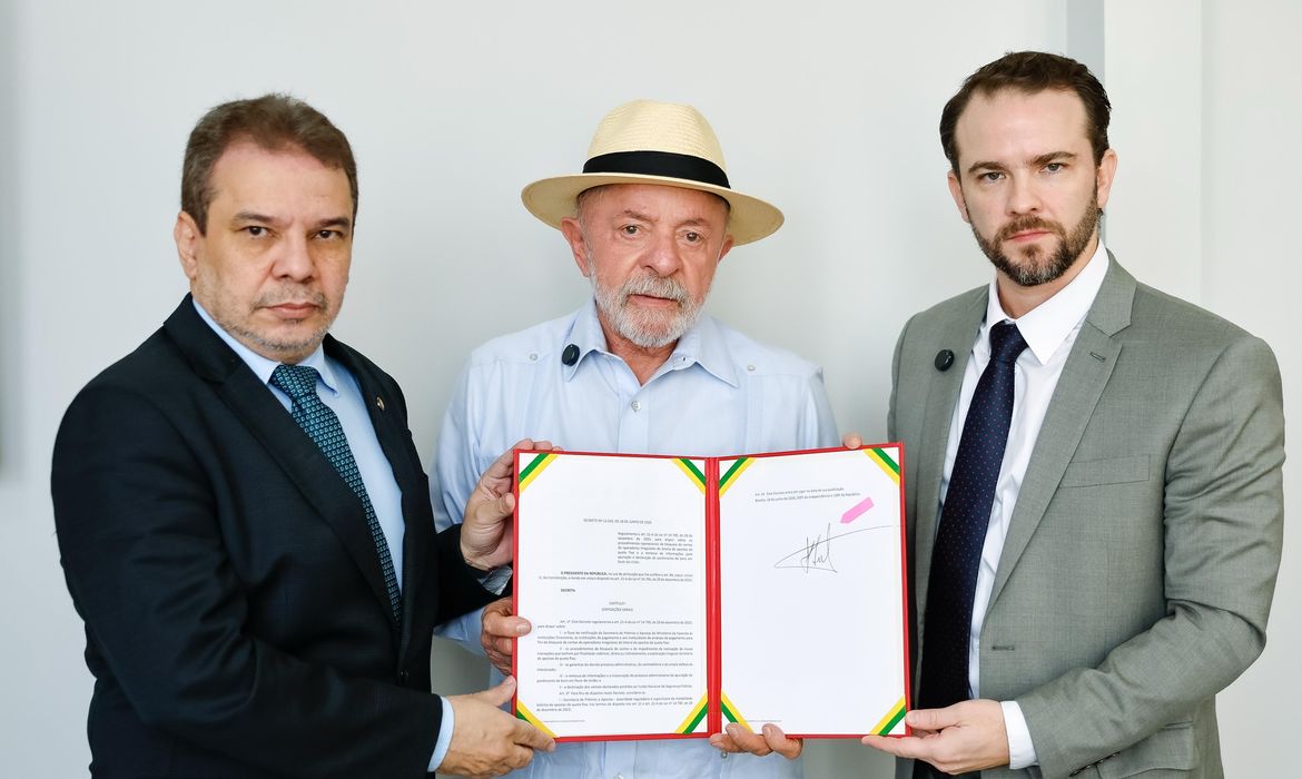 19.06.2026 - Presidente da República, Luiz Inácio Lula da Silva, durante assinatura do Decreto nº 13.033/2026, que garante o bloqueio de recursos de operadoras irregulares de apostas. Brasília - DF.
Foto: Ricardo Stuckert / PR