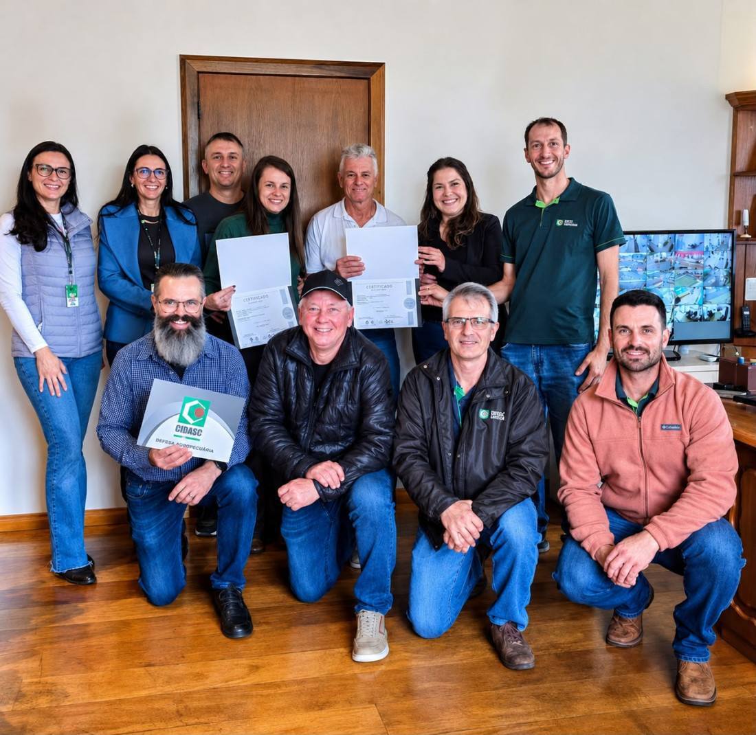 Representantes do Sistema Faesc/Senar e da ATeG Senar/SC com o produtor