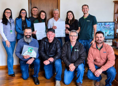 Representantes do Sistema Faesc/Senar e da ATeG Senar/SC com o produtor