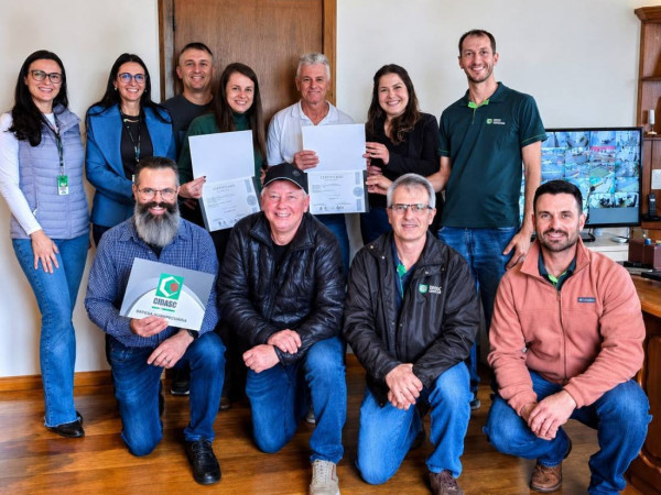 Representantes do Sistema Faesc/Senar e da ATeG Senar/SC com o produtor