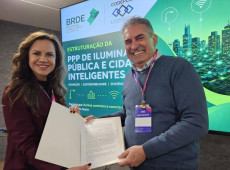 "Somente com a uni&atilde;o de for&ccedil;as que pequenos munic&iacute;pios conseguem viabilizar melhorias e se planejar para o futuro", diz a presidente do Codeplan e prefeita de Tr&ecirc;s Barras, Ana Claudia Quege, ao lado do  vice-presidente do BRDE, Mauro Mariani. .