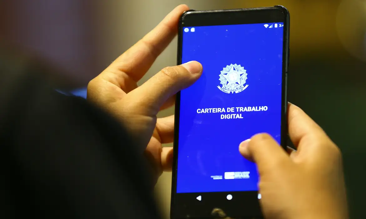 Mercado de trabalho formal cresce 3,6%; servi&ccedil;o p&uacute;blico puxa alta