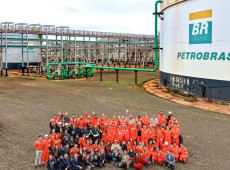 Lula assina contratos para retomar obra em f&aacute;brica de fertilizantes