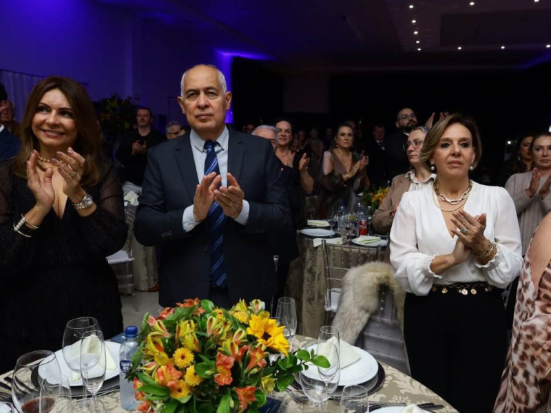 o p&uacute;blico acompanhou a cerim&ocirc;nia em p&eacute; e manifestou seu respeito, admira&ccedil;&atilde;o e gratid&atilde;o
