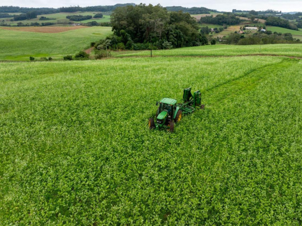 No per&iacute;odo, o BRDE contratou R$ 3 bilh&otilde;es em opera&ccedil;&otilde;es de cr&eacute;dito no &acirc;mbito do Plano Safra nos estados onde atua.