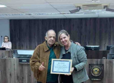 
Para a vereadora Ci&ccedil;a M&uuml;ller, a homenagem a Carlos Spinelli representa o reconhecimento a uma vida dedicada &agrave; comunica&ccedil;&atilde;o e ao servi&ccedil;o p&uacute;blico da informa&ccedil;&atilde;o.